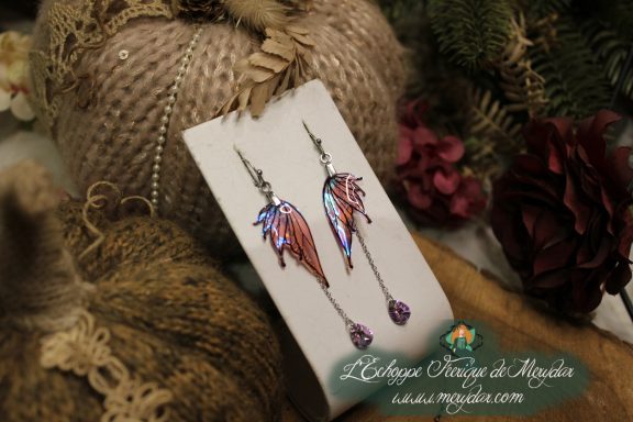 Boucles d'oreilles longues depareillees roses et rouges avec perles, sur carte
