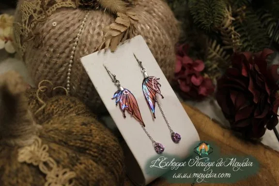 Boucles d'oreilles longues depareillees roses et rouges avec perles, sur carte