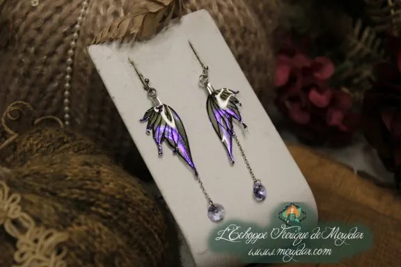 Boucles d'oreilles longues depareillees violettes avec perles, sur carte