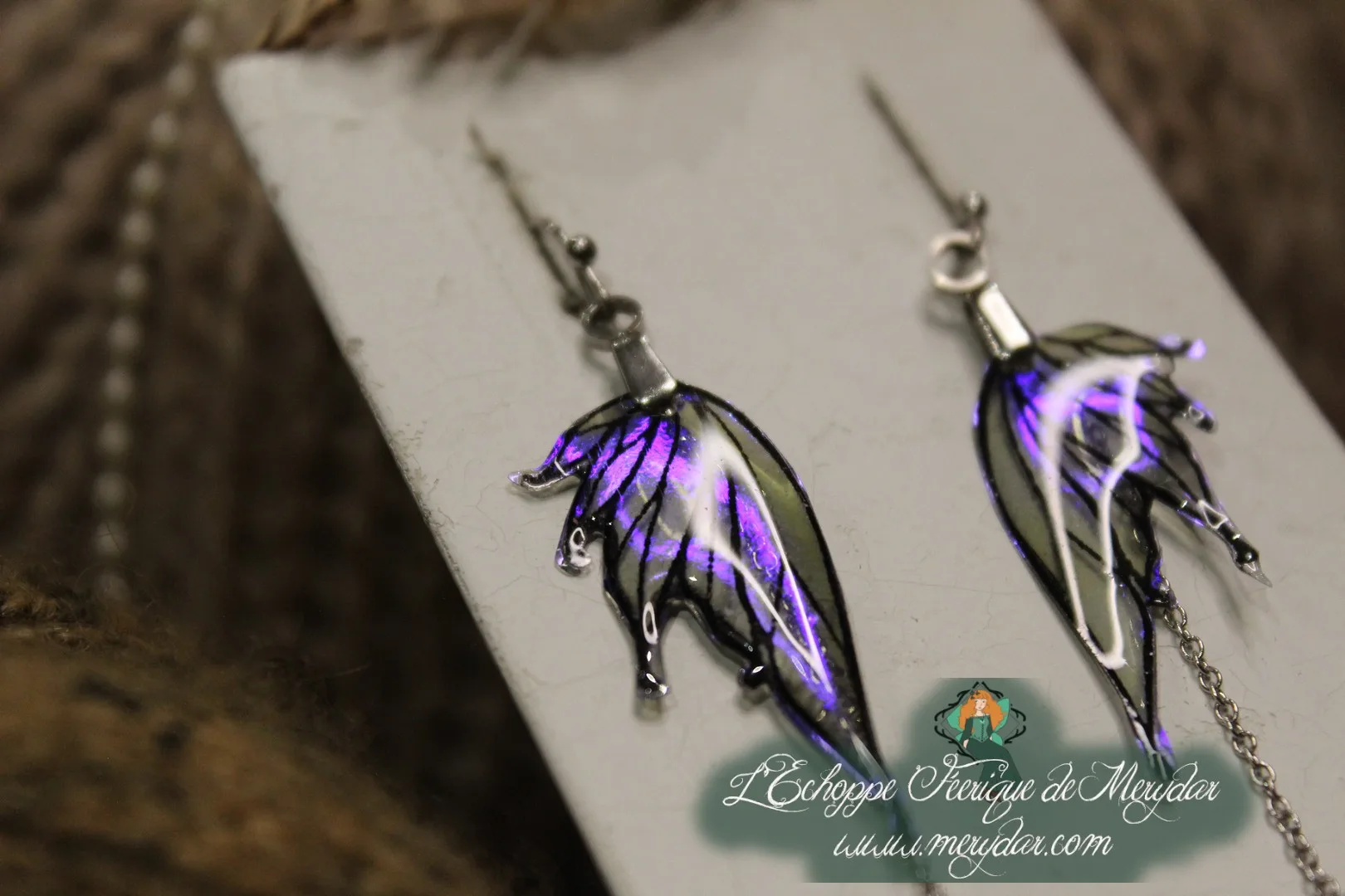 Boucles d'oreilles longues depareillees turquoise et violettes, sur carte