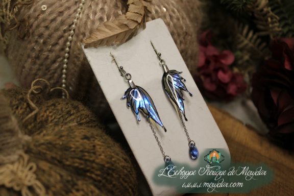Boucles d'oreilles longues depareillees bleues et violettes avec perle, sur carte