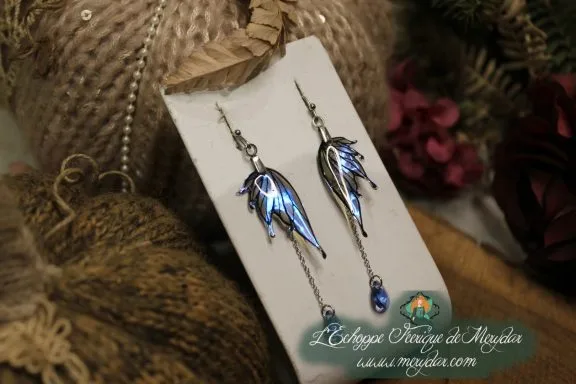 Boucles d'oreilles longues depareillees bleues et violettes avec perle, sur carte