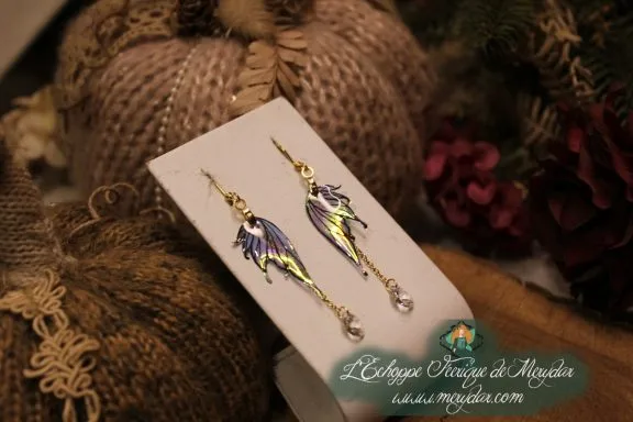 Boucles d'oreilles longues depareillees noires et roses, presentees sur carte