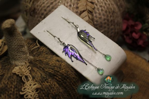 Boucles d'oreilles longues depareillees violettes et vertes avec perle, sur carte variante
