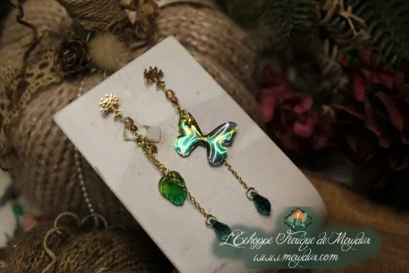 Boucles d'oreilles pendantes papillon vert avec breloque etoile et perle verte, sur carte