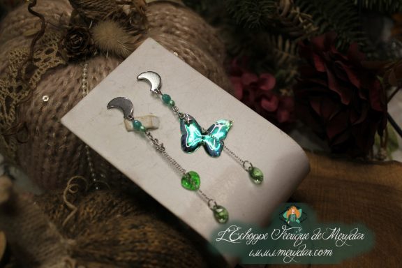 Boucles d'oreilles pendantes papillon turquoise avec breloque lune et perle verte, sur carte