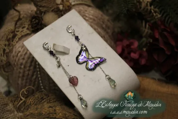 Boucles d'oreilles pendantes papillon violet avec perles, sur carte