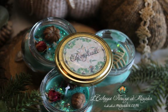 Groupe de bougies en pot avec bouton de rose et etiquette Chevrefeuille
