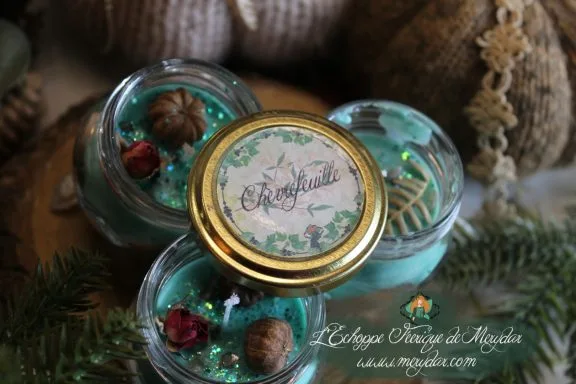 Groupe de bougies en pot avec bouton de rose et etiquette Chevrefeuille