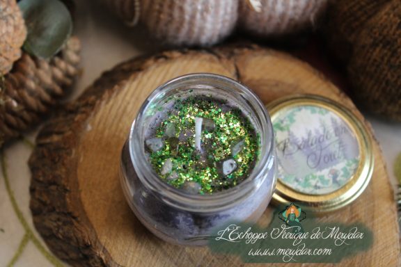 Bougie en pot cire violette pailletee, vue du dessus avec etiquette
