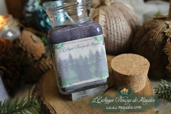 Bougie en pot avec etiquette motif sapins, presentee sur bois avec bouchon liege