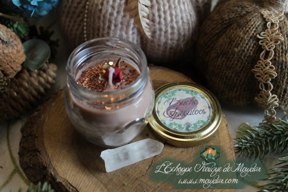 Bougie en pot cire brune avec etiquette Buche Speculoos, presentee sur bois