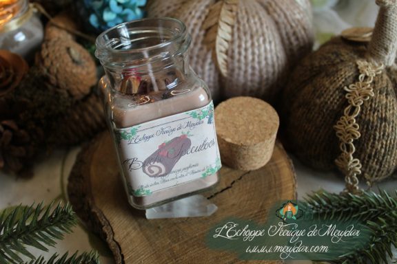 Bougie en pot cire beige avec etiquette, presentee sur bois avec bouchon liege