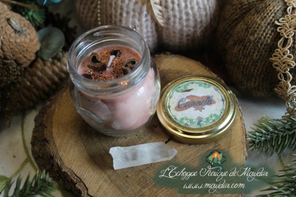 Bougie en pot cire rose avec baton de cannelle, presentee avec etiquette Cannelle
