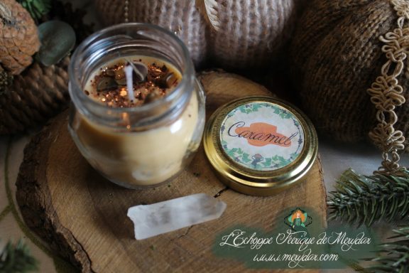 Bougie en pot cire beige avec etiquette Caramel, presentee sur bois