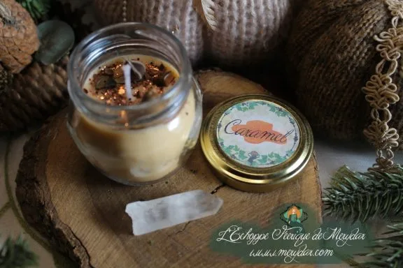 Bougie en pot cire beige avec etiquette Caramel, presentee sur bois