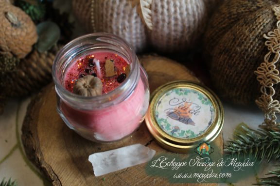 Bougie en pot cire rose avec etiquette, presentee sur bois avec bouchon liege