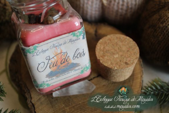 Bougie en pot cire rose avec etiquette Feu de Bois, presentee sur bois avec bouchon liege