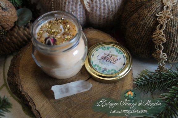 Bougie en pot cire beige avec etiquette Miel, presentee sur bois avec bouchon liege