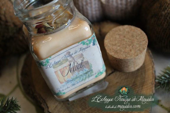 Bougie en pot cire beige avec etiquette Miel, presentation avec bouchon liege