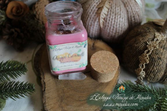 Bougie en pot cire rose avec etiquette Orange Cannelle, presentation avec bouchon liege
