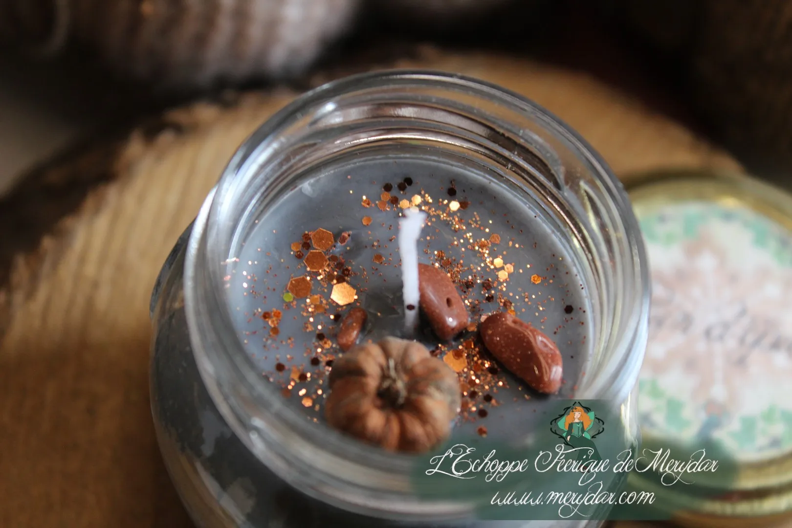 Bougie en pot cire grise pailletee doree avec citrouille decorative, vue du dessus