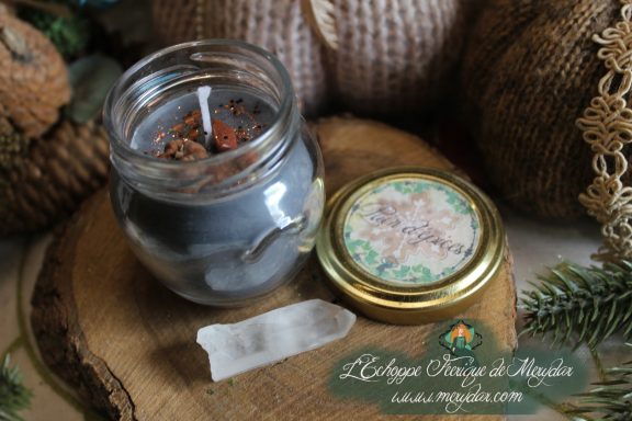 Bougie en pot cire grise avec etiquette Pain d'epices, presentee sur bois