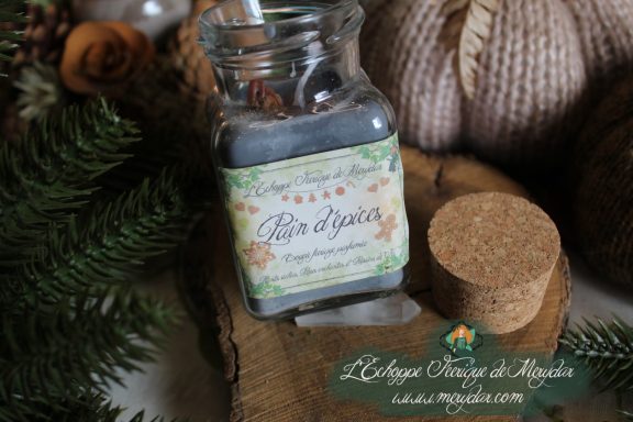 Bougie en pot cire grise violette avec etiquette Pain d'epices, presentation avec bouchon liege
