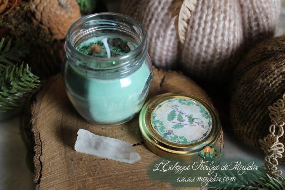 Bougie en pot cire verte avec etiquette, presentee sur bois avec bouchon liege