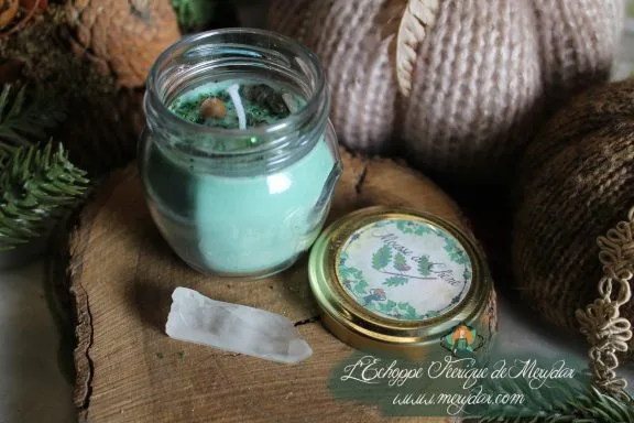 Bougie en pot cire verte avec etiquette, presentee sur bois avec bouchon liege