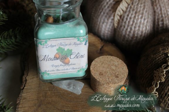 Bougie en pot cire verte avec etiquette Mousse de Chene, presentation avec bouchon liege