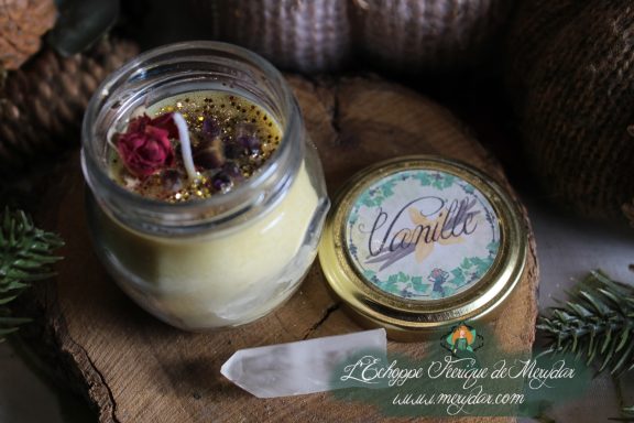 Bougie en pot cire beige avec bouton de rose et paillettes dorees, etiquette Vanille