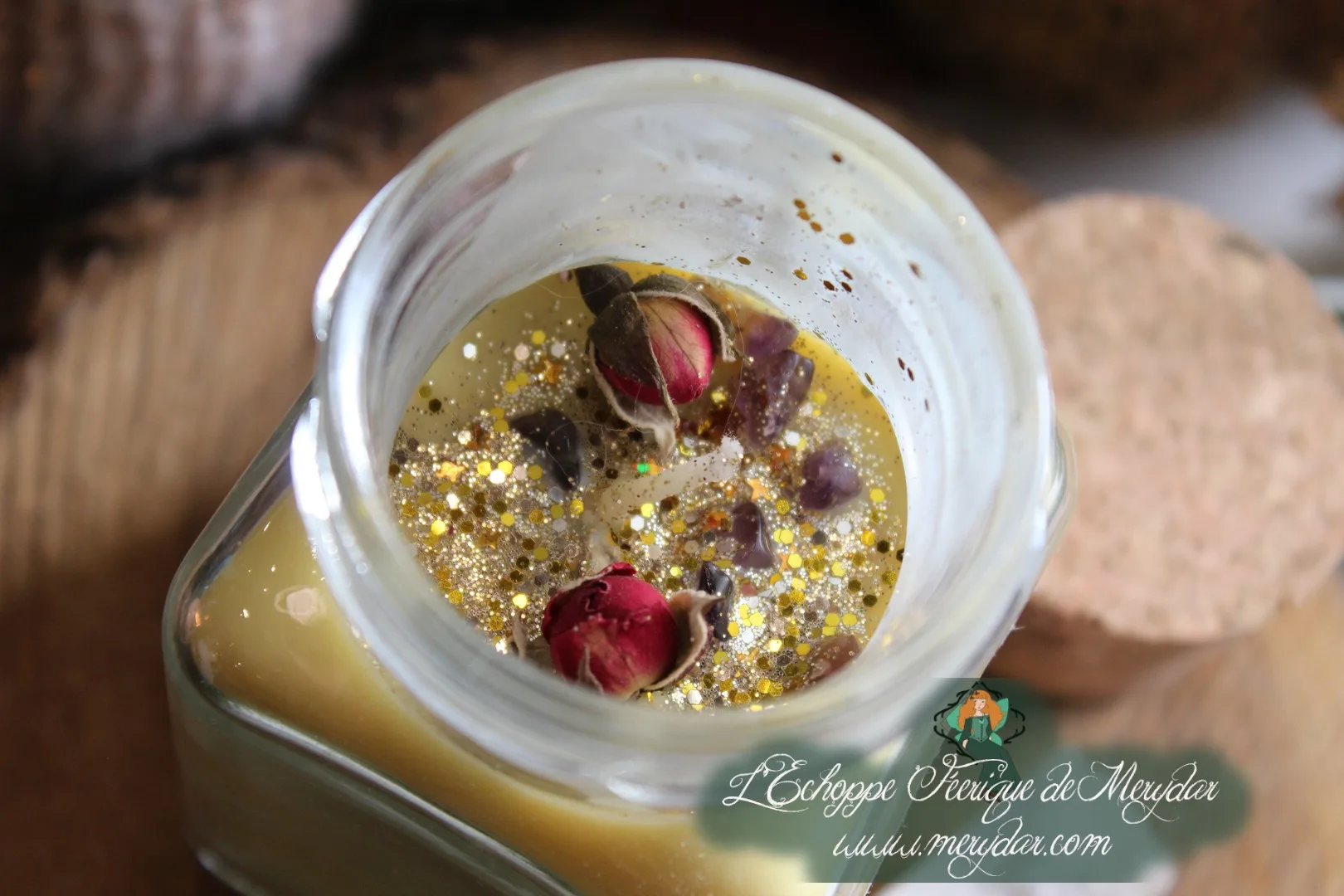 Bougie en pot cire doree avec bouton de rose et pistaches, vue du dessus