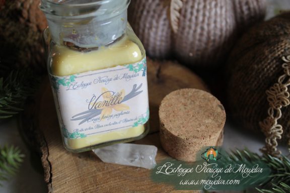 Bougie en pot cire beige avec etiquette Vanille, presentation avec bouchon liege