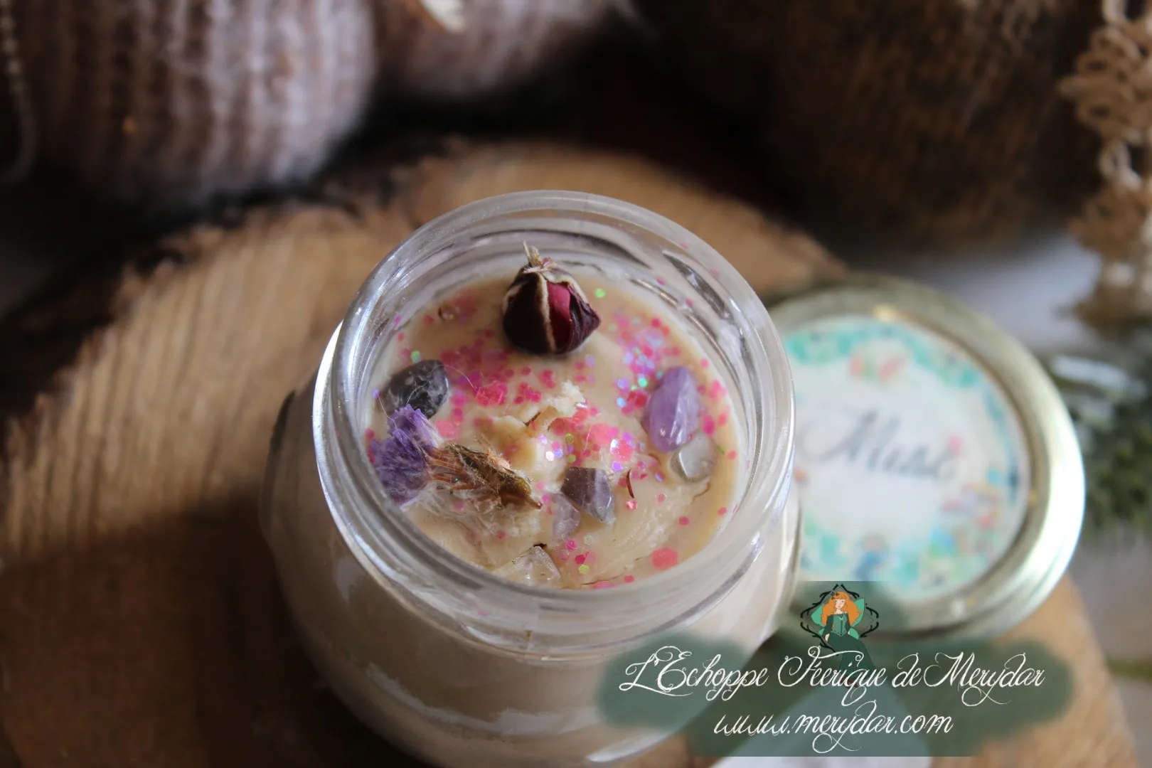 Bougie en pot cire beige avec fleurs roses decoratives, vue du dessus