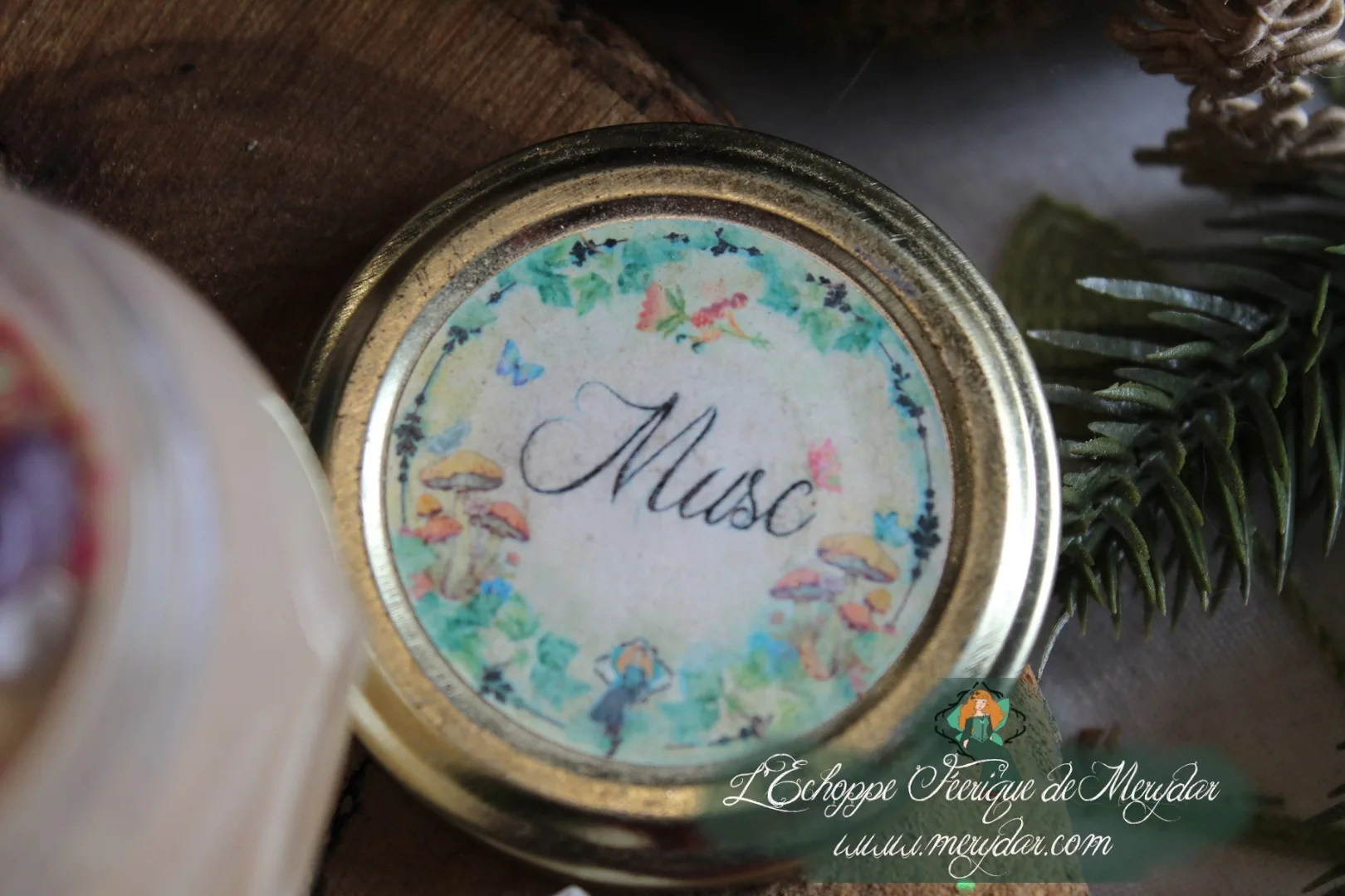 Etiquette manuscrite Musc sur couvercle de bougie, gros plan