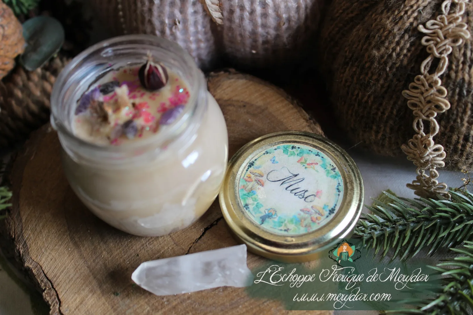 Bougie en pot cire beige avec etiquette Musc, presentation avec bouchon liege