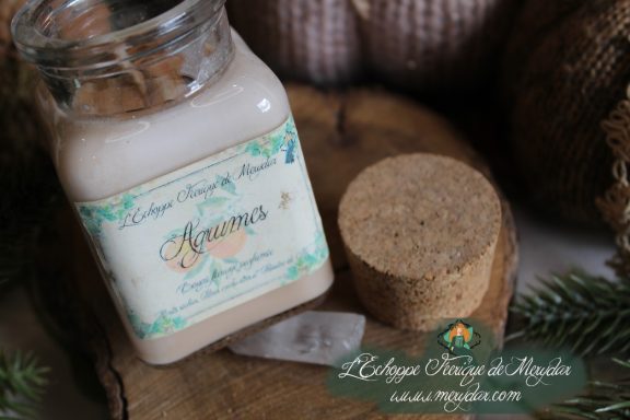 Bougie en pot cire beige avec etiquette Algues, presentation avec bouchon liege