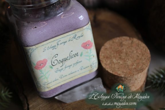 Bougie en pot cire violette avec etiquette Coquelicot, presentation avec bouchon liege