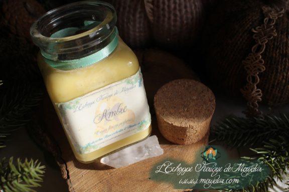 Bougie en pot cire jaune avec etiquette Ambre, presentation avec bouchon liege