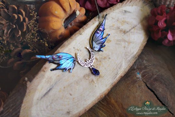Collier pendentif bois de cerf avec aile bleue violette et perle sombre, vue rapprochee variante