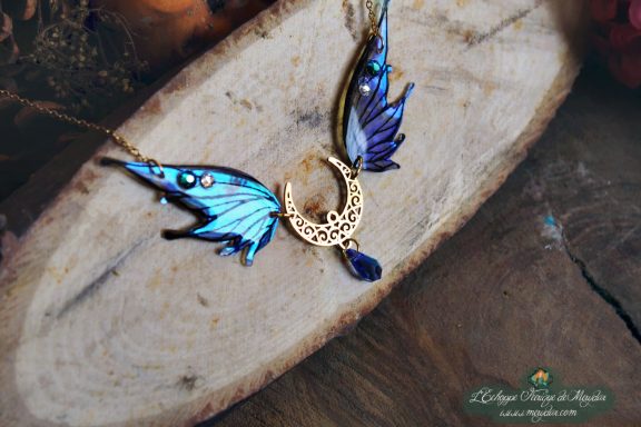 Collier pendentif aile turquoise verte avec breloque lune, vue rapprochee variante