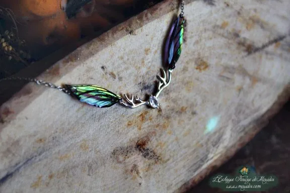 Pendentif fine aile verte avec breloque bois de cerf, gros plan sur bois