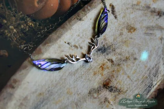 Pendentif fine aile violette avec breloque bois de cerf, gros plan sur bois