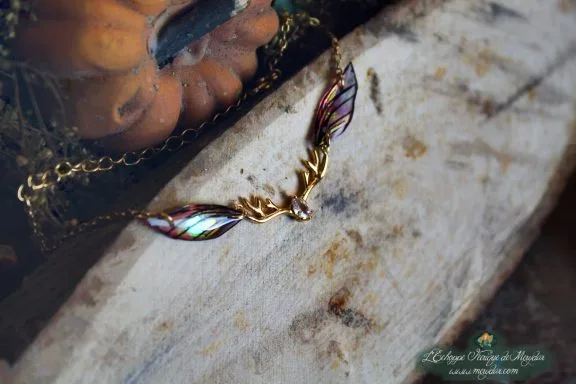 Pendentif fine aile orange doree avec breloque bois de cerf, vue rapprochee variante