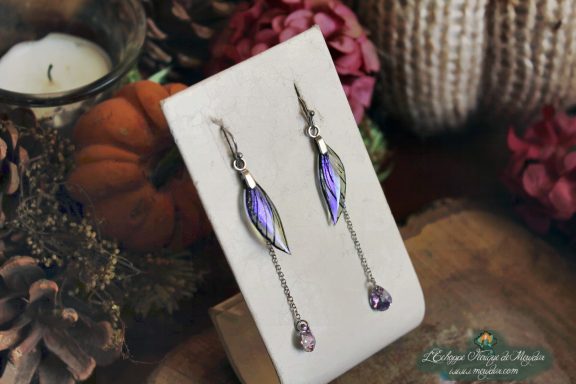 Boucles d'oreilles longues feuille violette avec perles, presentees sur carte