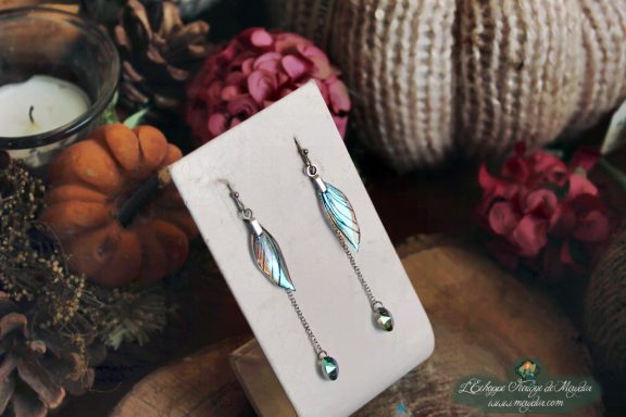 Boucles d'oreilles longues feuille bleue avec perles, presentees sur carte