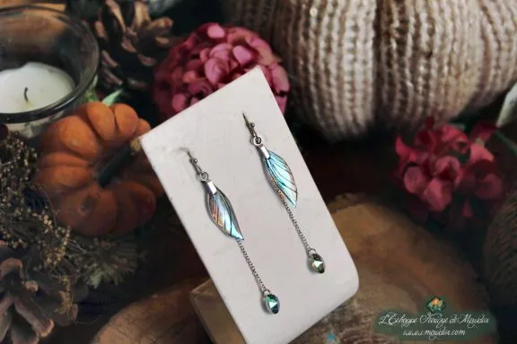 Boucles d'oreilles longues feuille bleue avec perles, presentees sur carte