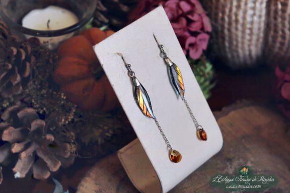 Boucles d'oreilles longues depareillees violettes avec perle ambree, sur socle