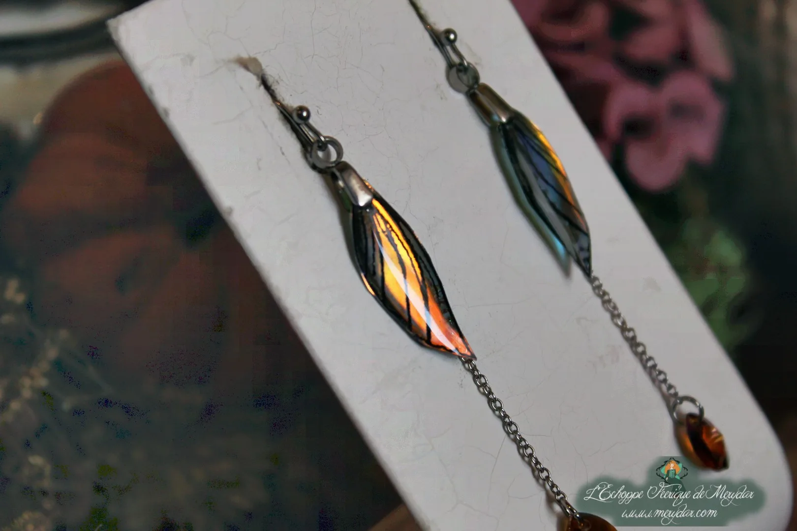 Boucles d'oreilles longues depareillees orange avec perle, sur socle
